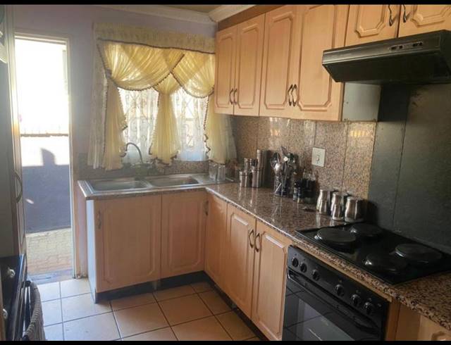3 BEDROOM HOUSE FOR SALE IN PROTEA NORTH